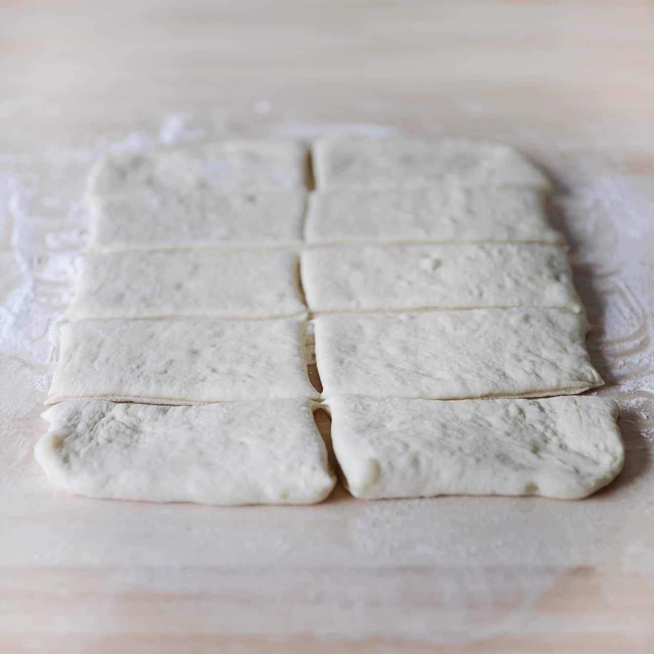 Deeg in stukken snijden