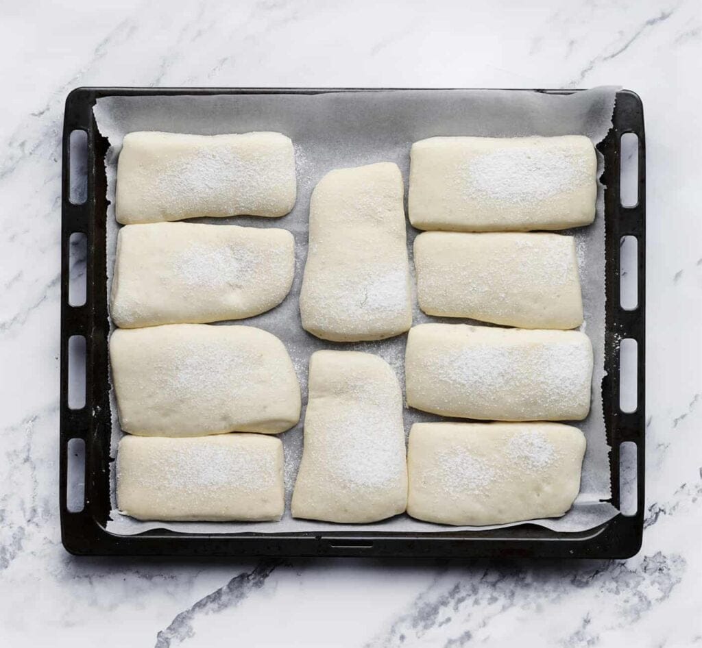 Laat het deeg nog eens 30 minuten rijzen, of totdat de grootte is verdubbeld.