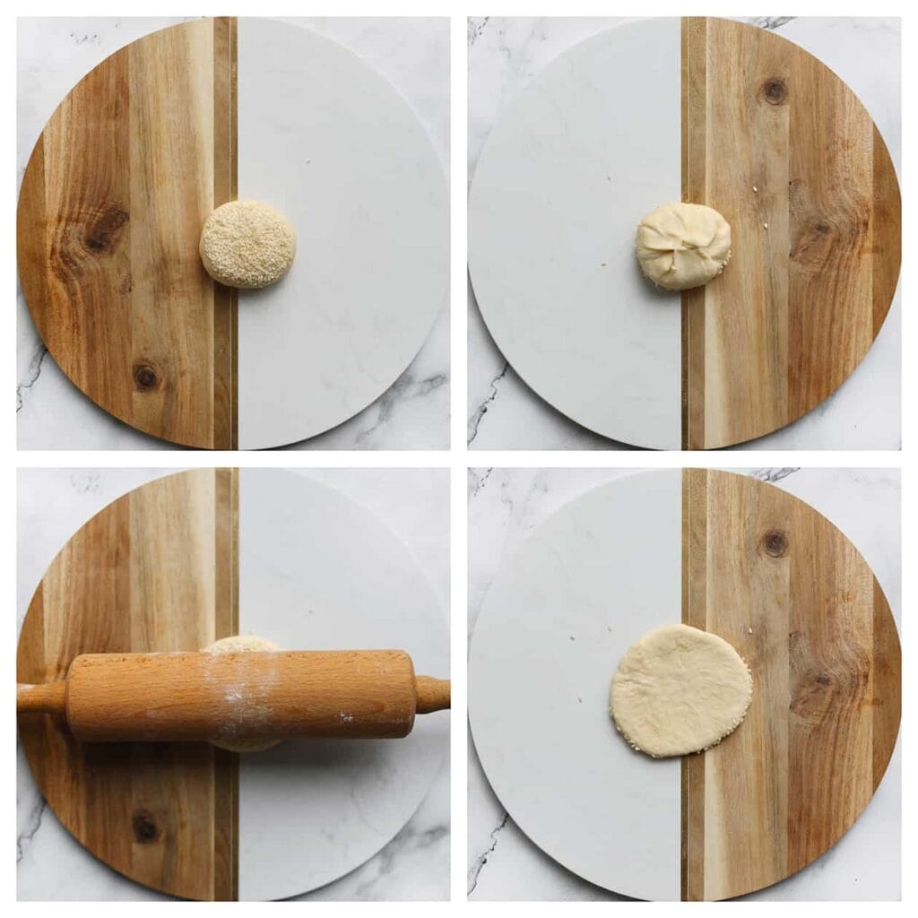 Neem een bolletje deeg en leg het op je werkplek met de sesamzaad-kant naar beneden, zodat het deeg niet aan de deegroller blijft plakken. Rol het deeg uit tot een platte cirkel met een diameter van 10 cm.
