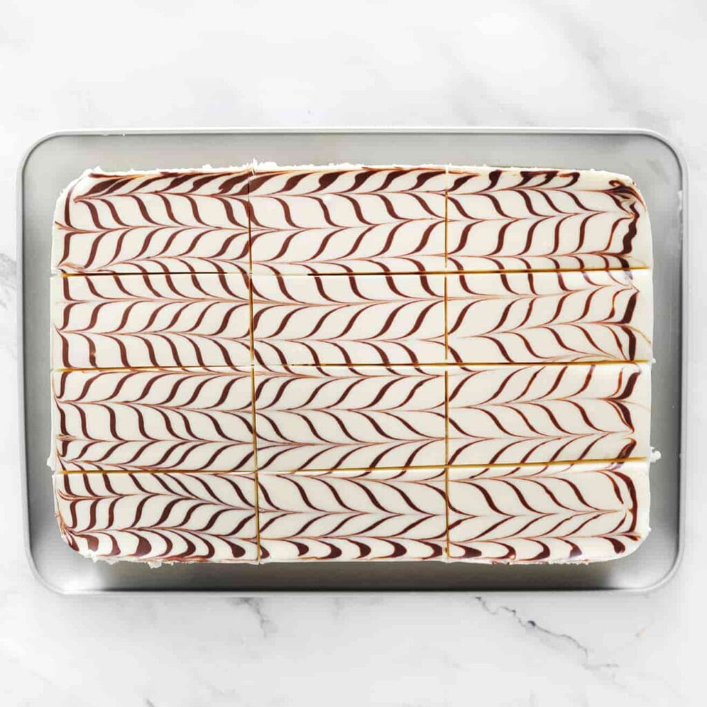 Snijd het dessert in rechthoekige stukken. Bismillah, geniet ervan!