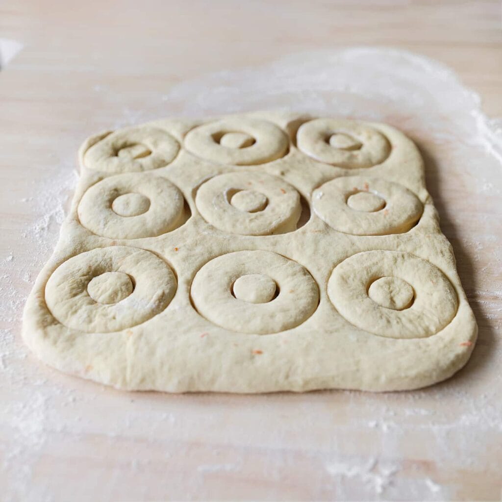 Met een donutuitsteker (of gebruik een bakring en een dop) haal je de gewenste stukken eruit.