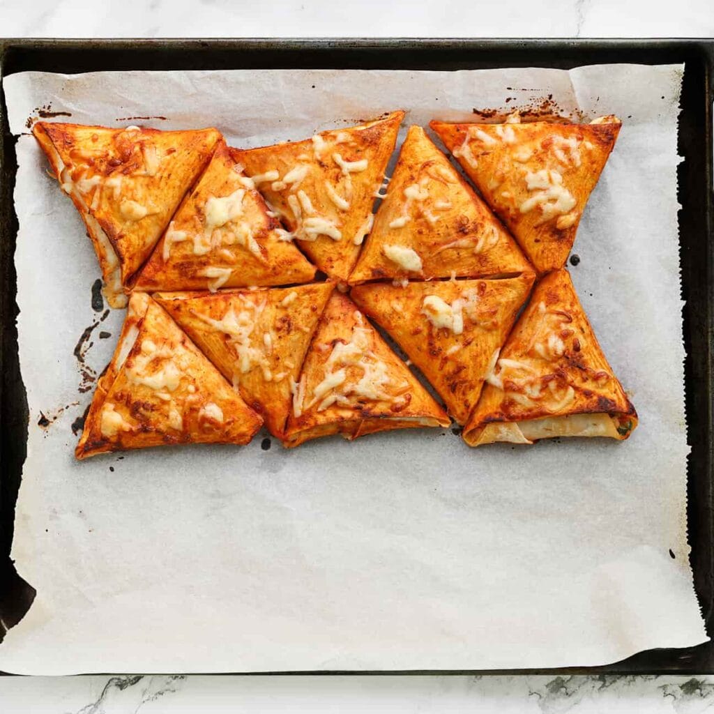 Plaats de tonijn-briwat pizza's in een voorverwarmde oven op 200 ℃. Bak 8-12 minuten.