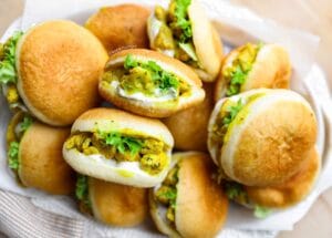 Gebakken broodjes met kipkerrie Kookmutsjes