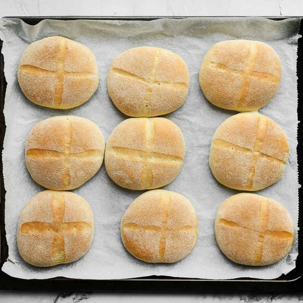 Plaats de broodjes in een voorverwarmde oven op 230 ℃ en bak ze 8-12 minuten. Houd de broodjes zelf in de gaten, want elke oven werkt anders.