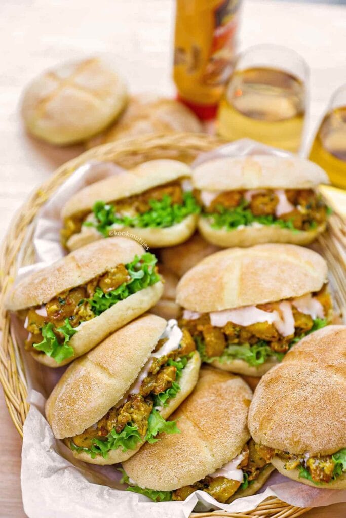 Snijd de broodjes open en voeg de batata hara toe. Bismillah, eet smakelijk!