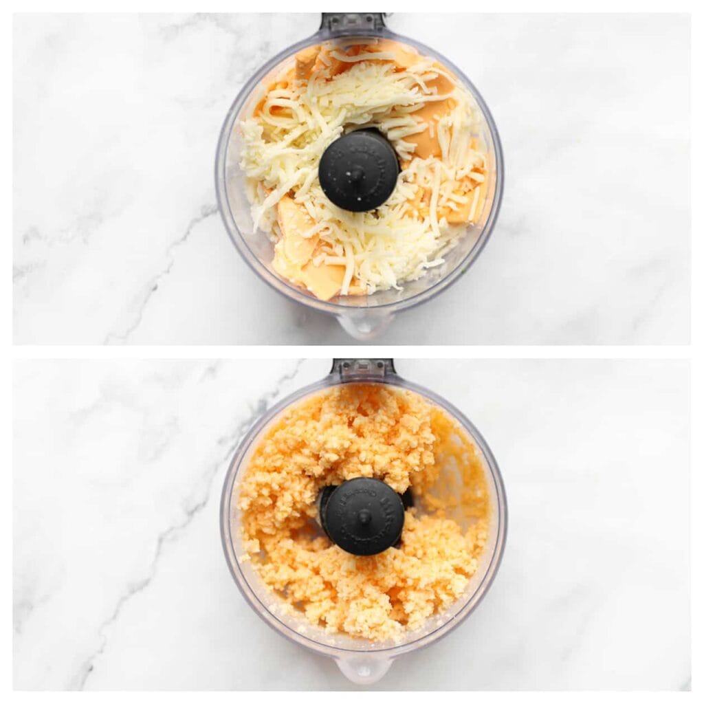 Doe de cheddar kaas en geraspte kaas in een hakmolen en maal ze fijn.