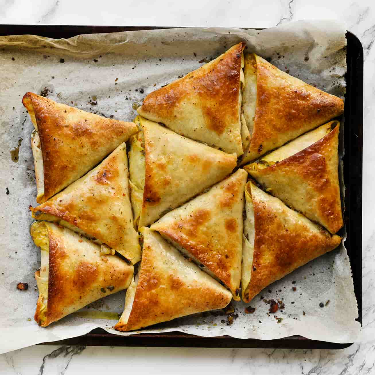 Kip driehoekwraps bakken in de oven