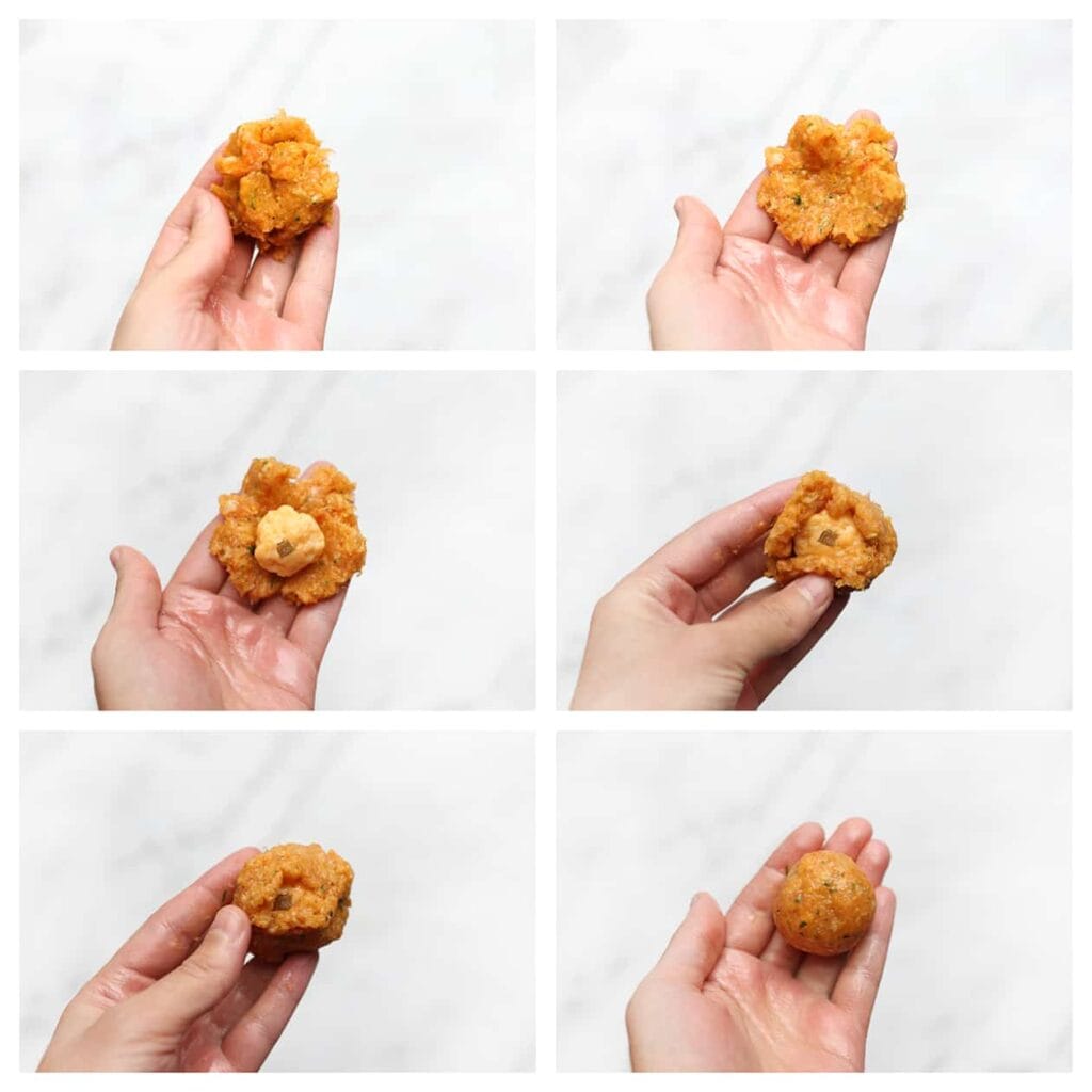 Neem een portie van het kipgehakt van ongeveer 20 gram en druk deze iets plat. Leg er vervolgens een bolletje kaas op en vouw het gehakt goed dicht rondom de kaas. Rol het geheel tot een mooie bol.