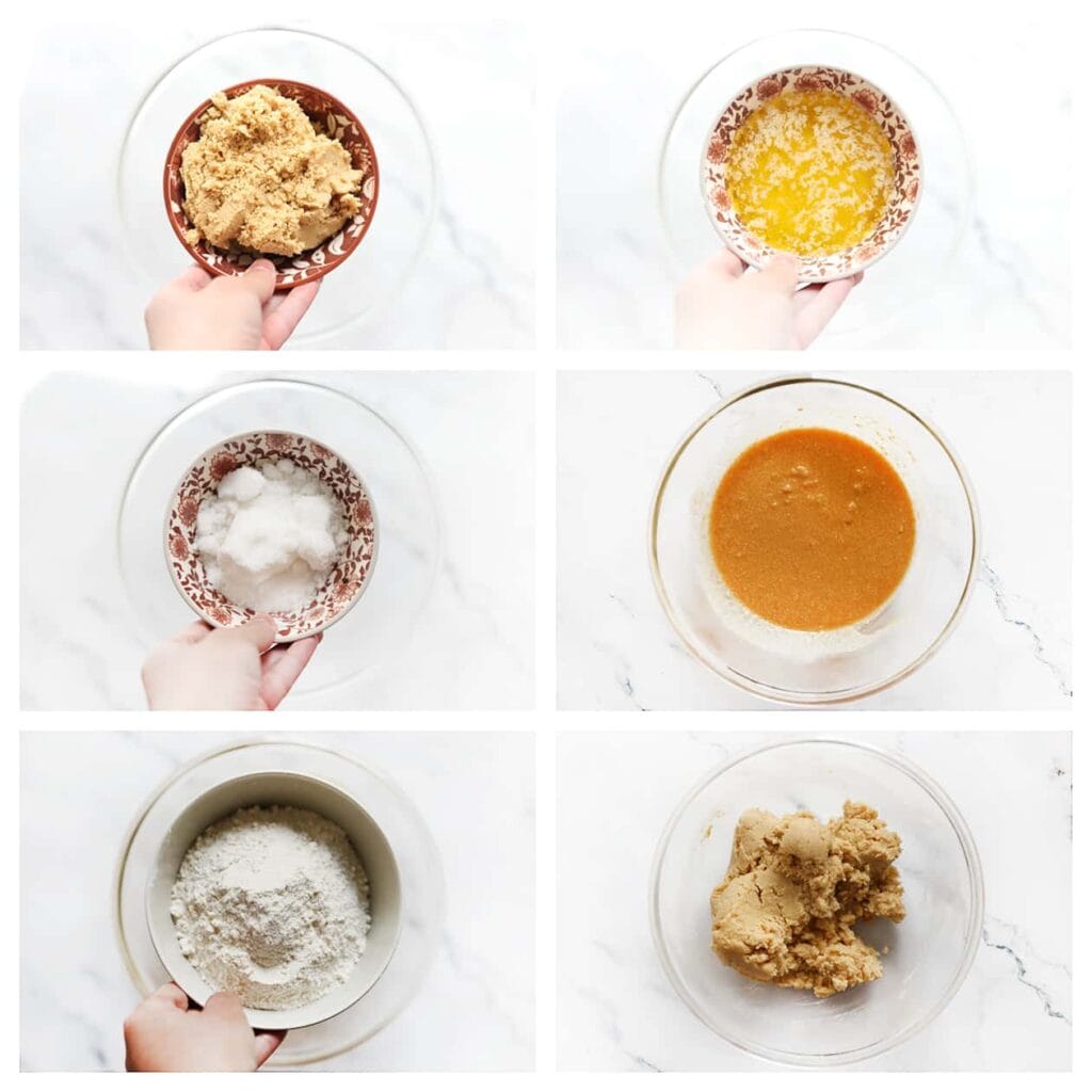 Doe de fijngemalen pinda's, gesmolten roomboter, vanillesuiker en witte basterdsuiker in een diepe kom. Mix alles tot een geheel. Voeg de bloem en het bakpoeder toe, en meng en kneed tot een mooi koekjesdeeg.