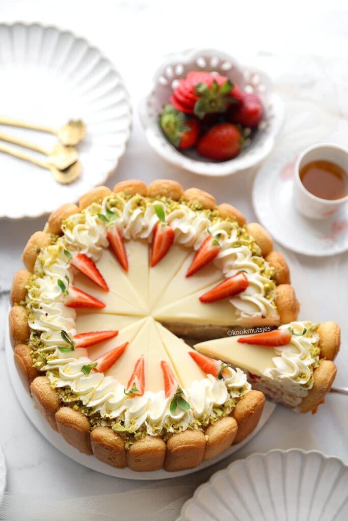 No bake aardbeien taart eindresultaat Kookmutsjes