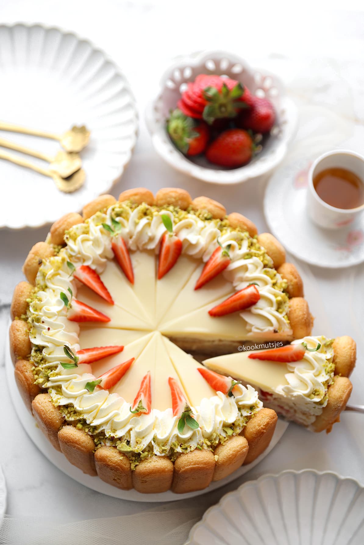 No bake aardbeien taart eindresultaat Kookmutsjes