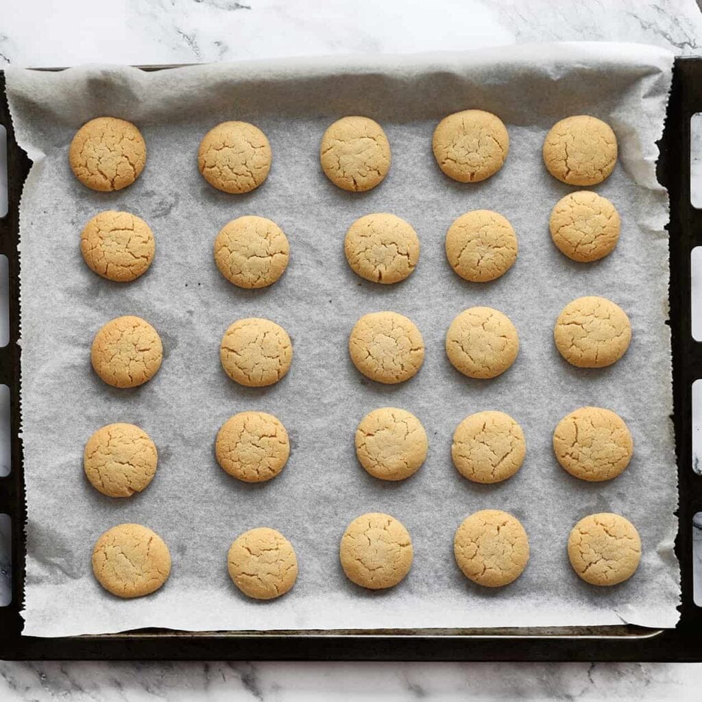 Bak de pindakoekjes in een voorverwarmde oven op 200 °C. Bak 10 minuten, maar houd de koekjes zelf goed in de gaten, aangezien elke oven anders kan werken. Haal de koekjes voorzichtig uit de oven en laat ze volledig afkoelen zodat ze stevig worden.
