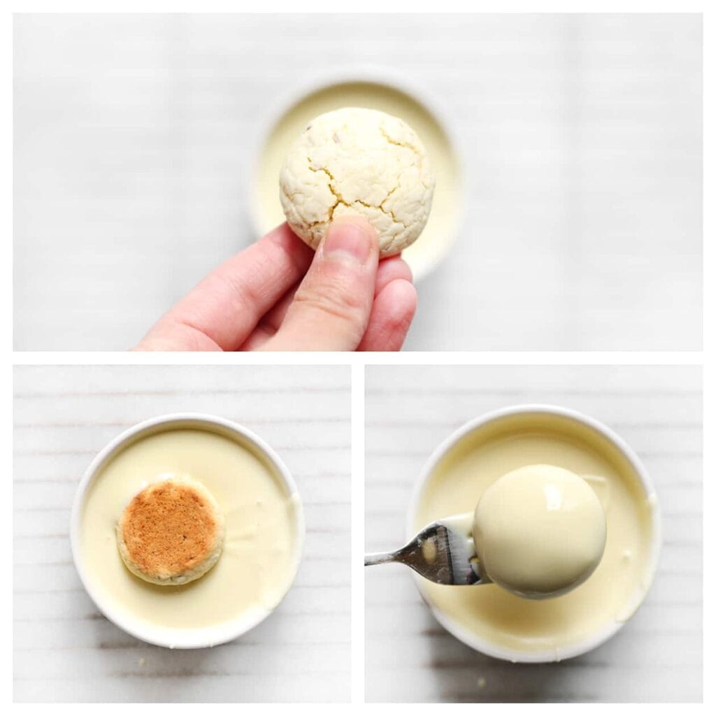 Nadat de koekjes volledig zijn afgekoeld, doop je ze één voor één in gesmolten witte chocolade.