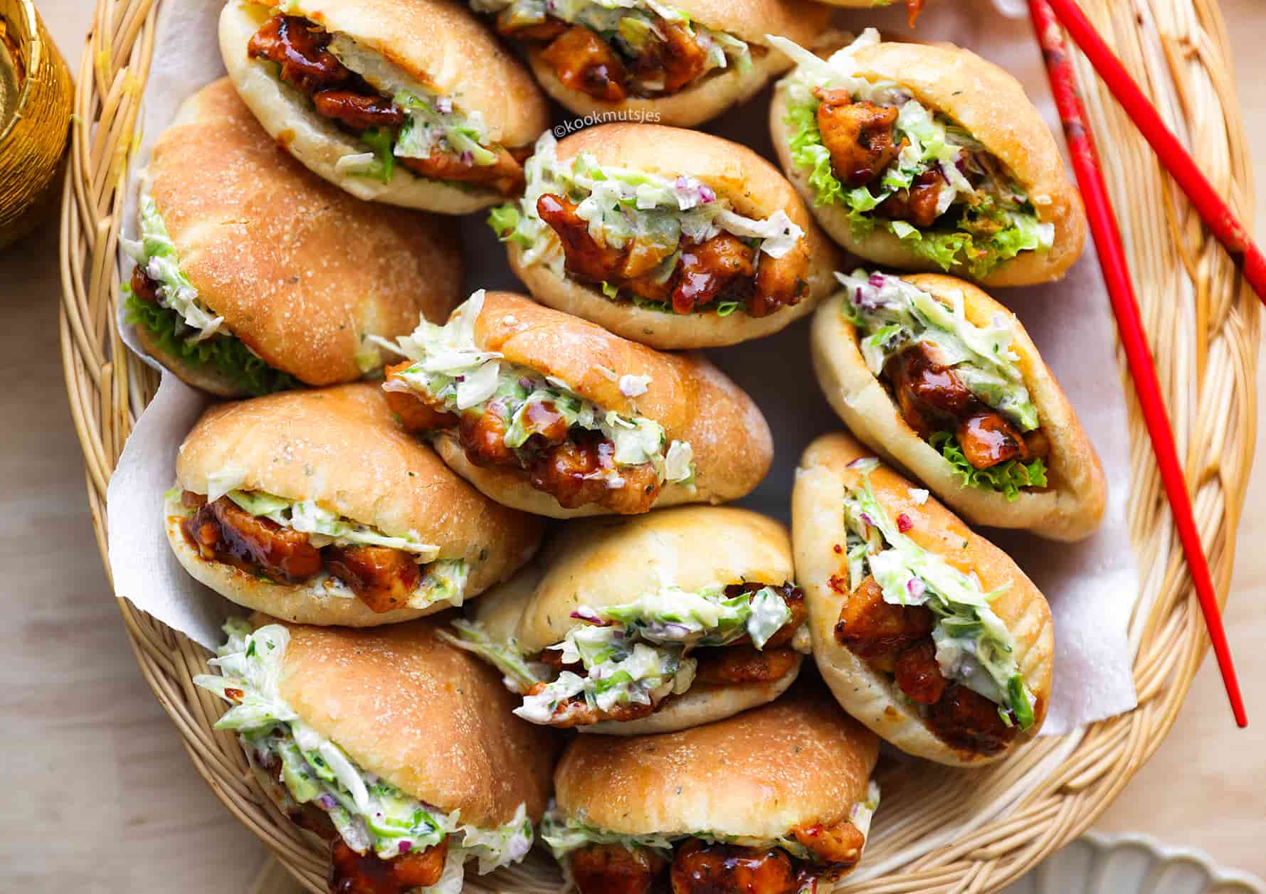 Plofbroodjes met Hete Kip en Salade Kookmutsjes