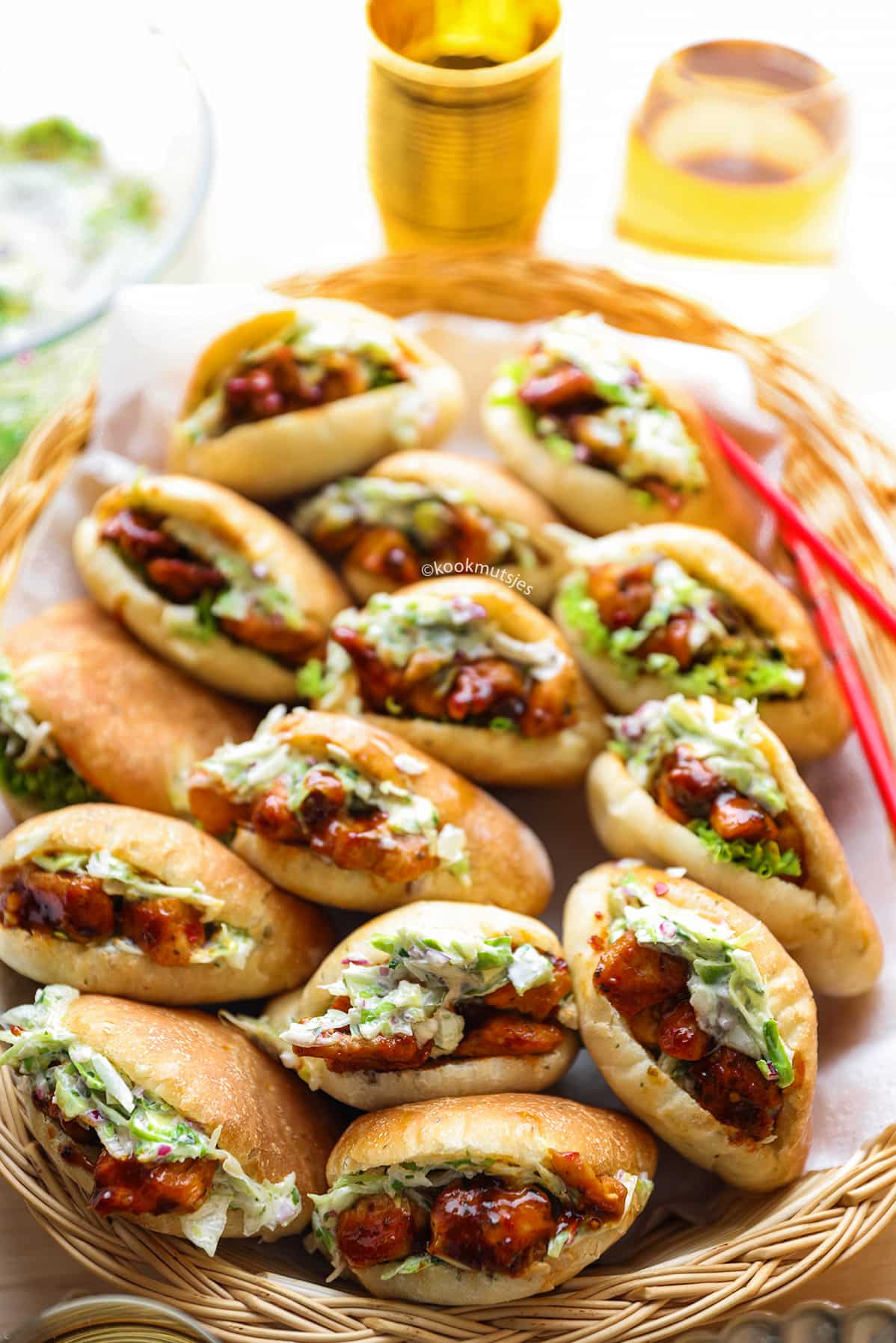 Plofbroodjes met Hete Kip en Salade eindresultaat Kookmutsjes