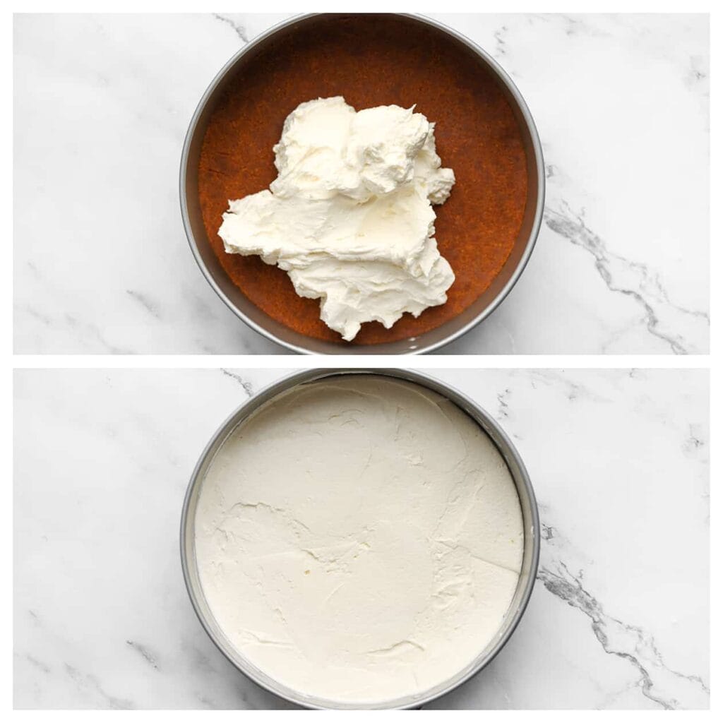 Haal het koekjesdeeg uit de koelkast en voeg de helft van het cheesecakemengsel toe. Verdeel deze gelijkmatig.