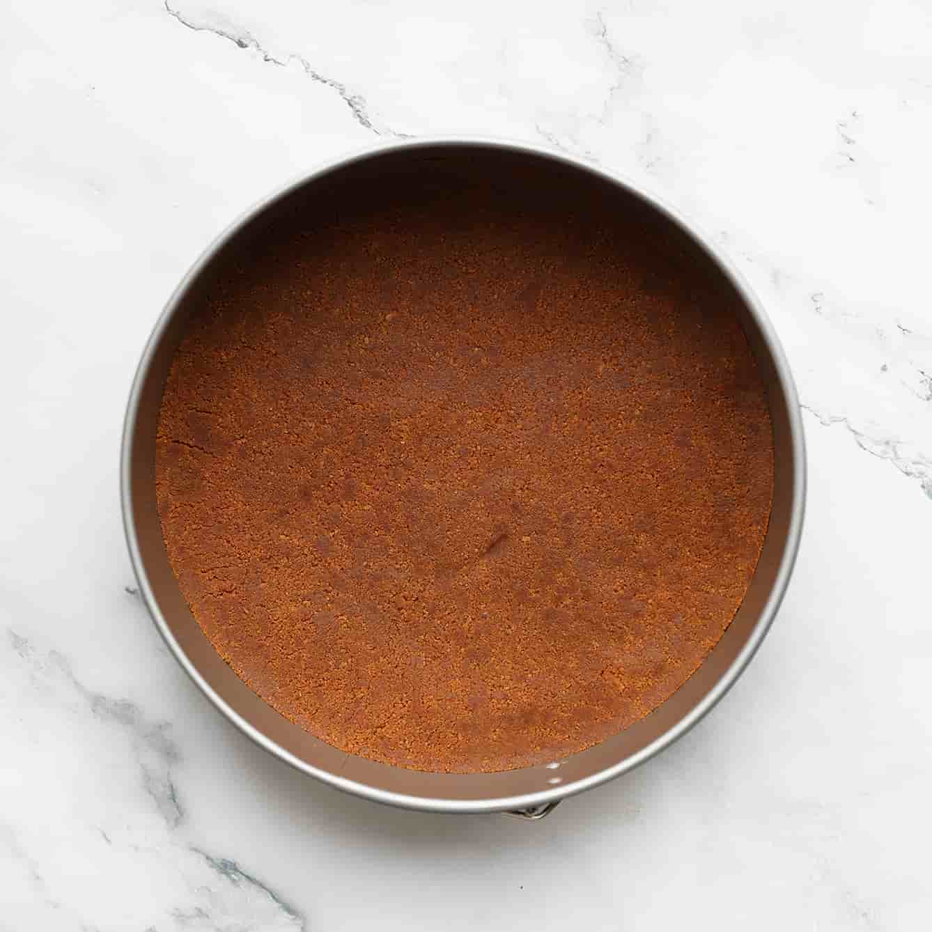 Speculoos koekjesdeeg verdelelen over een springvorm