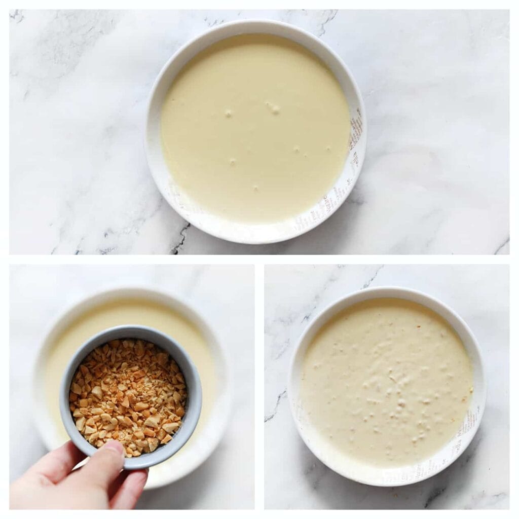 Hak de pinda's fijn. Smelt de witte chocolade au bain-marie en voeg deze samen met de gehakte pinda's toe aan een klein, diep kommetje. Meng goed totdat alles goed gemengd is.