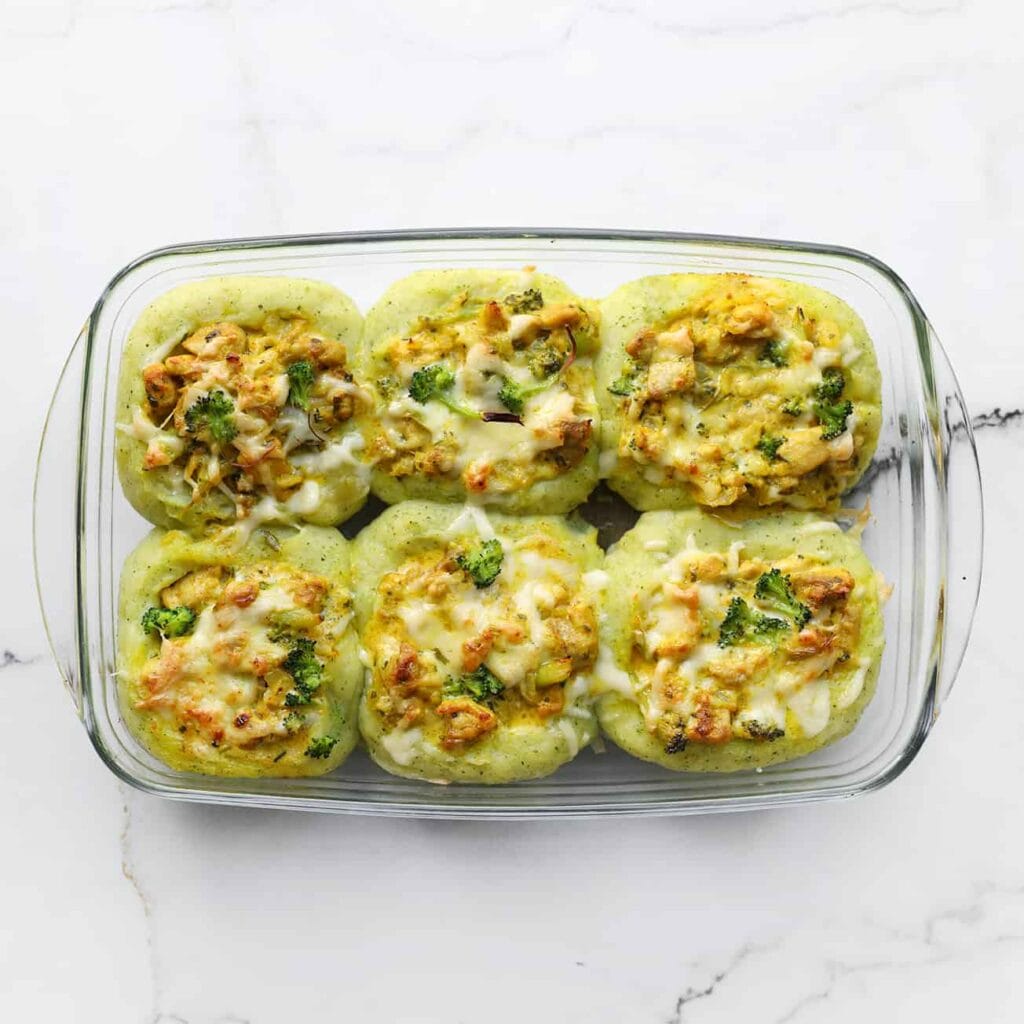 Plaats de broccoli-aardappelschotel met kip in een voorverwarmde oven op 200 ℃. Bak 10-15 minuten.