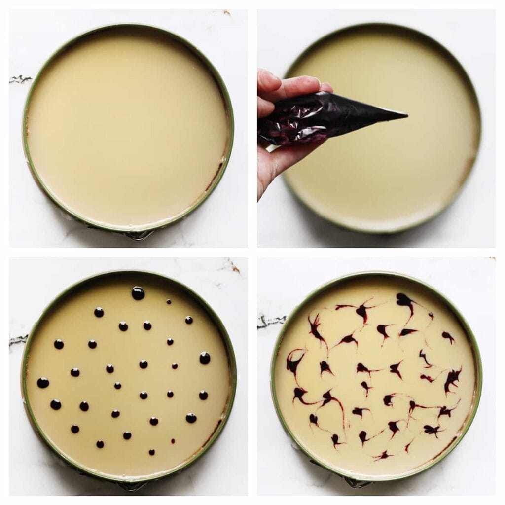 Verdeel de witte chocolade ganache gelijkmatig over de cheesecake. Spuit er meteen wat bosbessensiroop op en gebruik een tandenstoker om er een sierlijk patroon op te creëren. Leg de bosbessencheesecake, afgedekt, in de koelkast om op te stijven, bij voorkeur een nachtje.