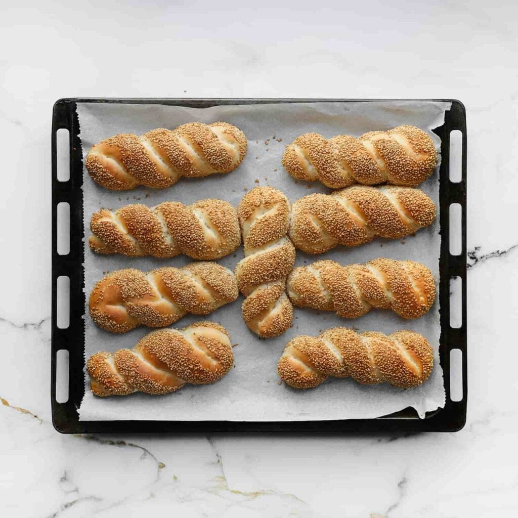 Zet de broodjes in een voorverwarmde oven op 200 ℃ en bak ze 12-18 minuten, of tot de broodjes mooi goudbruin zijn gekleurd. Houd de baktijd goed in de gaten, aangezien elke oven anders kan werken.