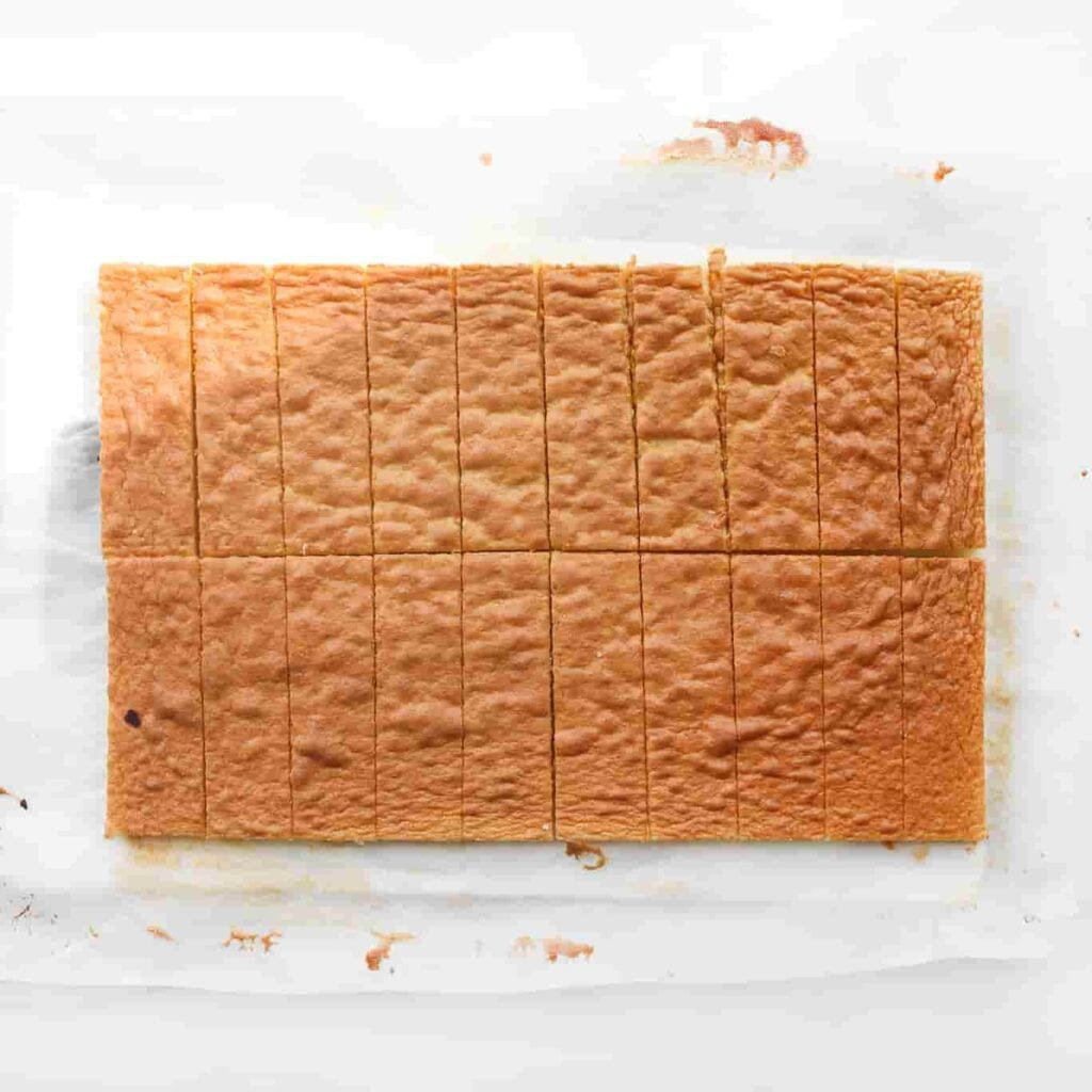 Snijd de afgekoelde cake in gelijkmatige stukken.