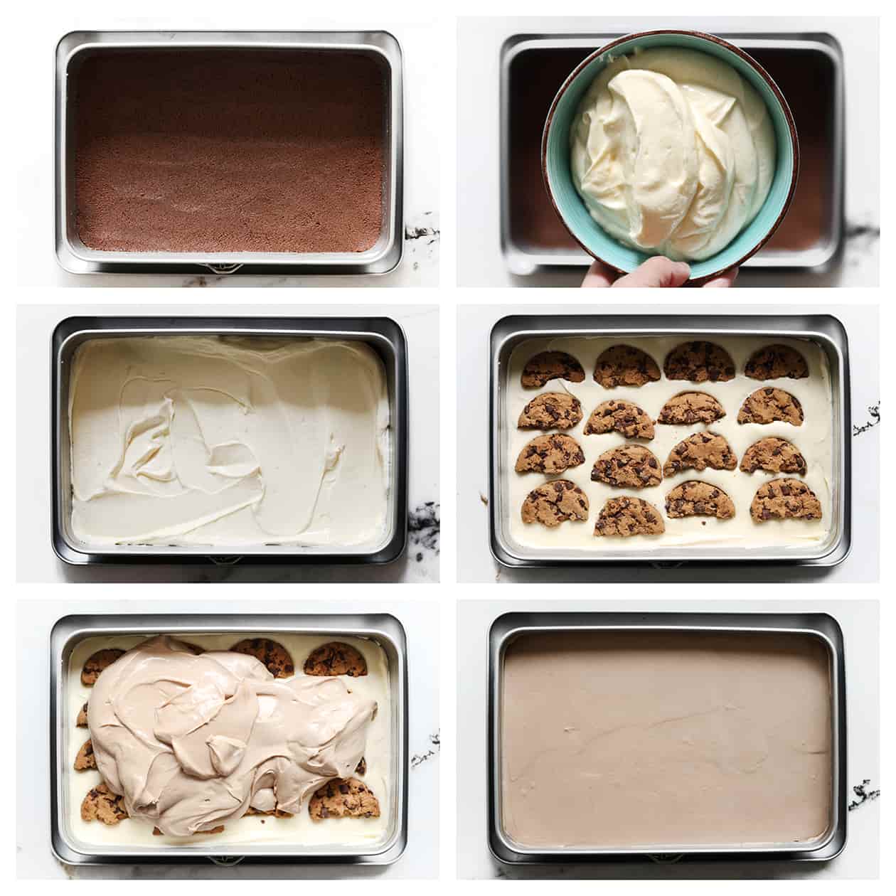 Cheesecakebeslag en chocolate chip cookies verdelen over het koekjesdeeg