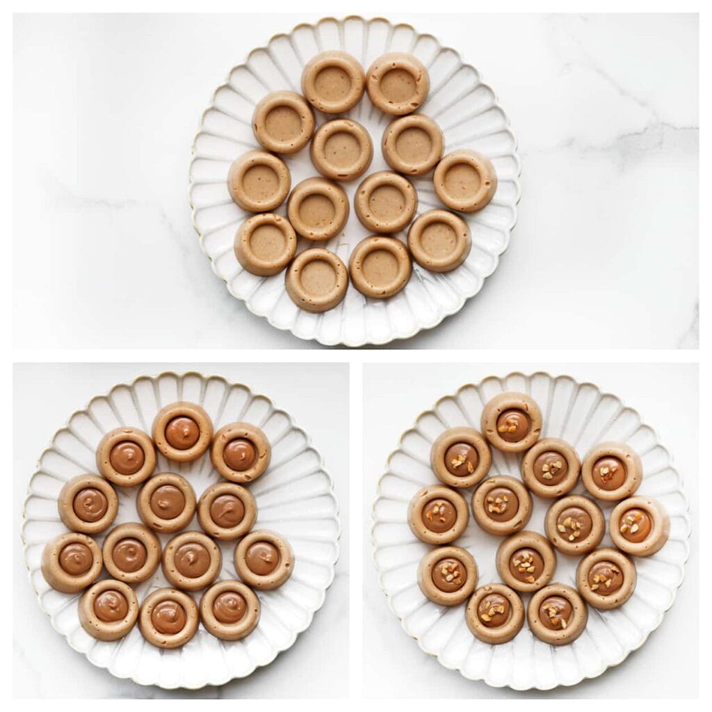 Haal de hazelnootbonbons uit de siliconenvorm. Vul het diepe gedeelte met hazelnootpasta en strooi er gehakte hazelnoten overheen.