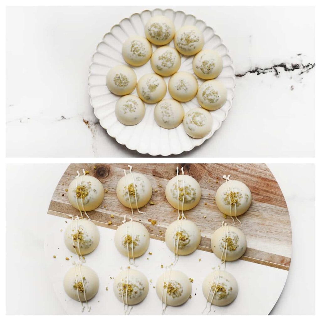 Haal de pistachebonbons uit de siliconenvorm en garneer ze met wat lijntjes van witte chocolade en gehakte pistachenoten.