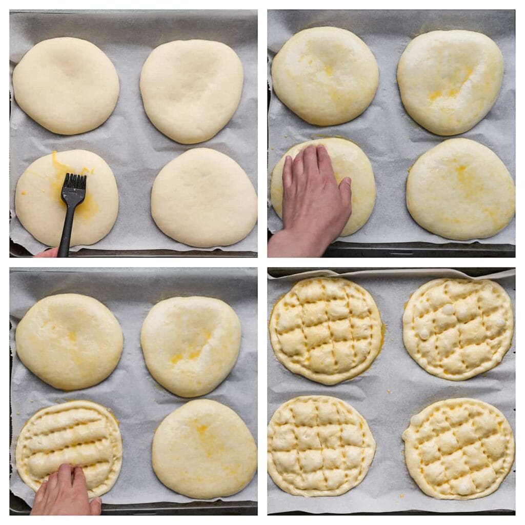 Kluts het ei in een kom en bestrijk het deeg hiermee. Maak met je vingers een patroon op het deeg door er lichtjes in te drukken. Strooi er sesamzaadjes op.