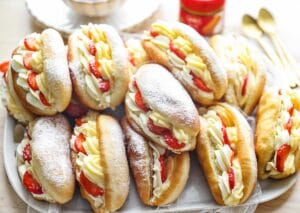 Donuts gevuld met room en aardbeien Kookmutsjes