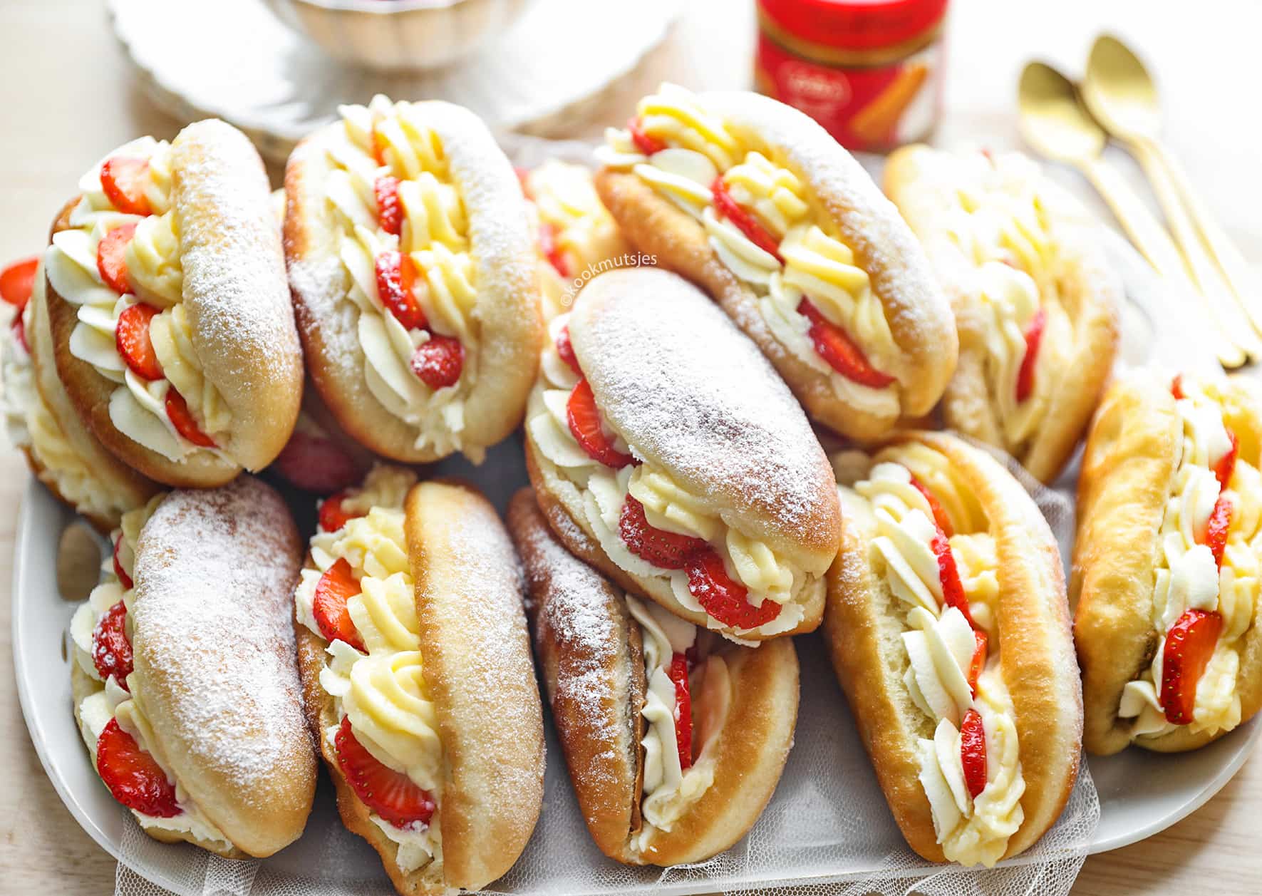 Donuts gevuld met room en aardbeien Kookmutsjes