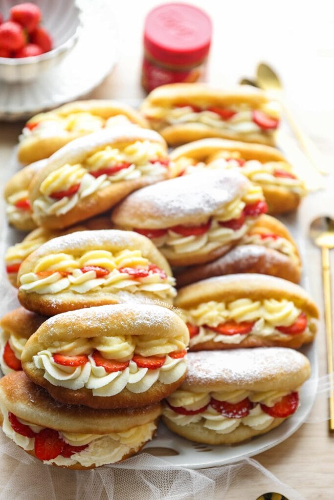 Donuts gevuld met room en aardbeien eindresultaat Kookmutsjes