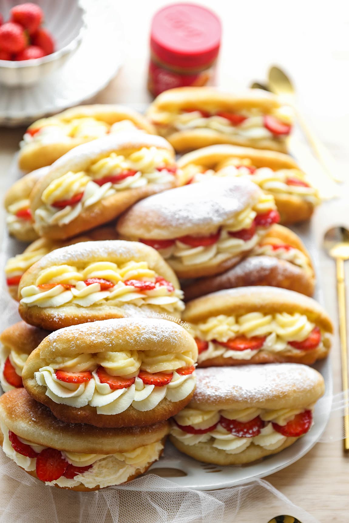 Donuts gevuld met room en aardbeien eindresultaat Kookmutsjes