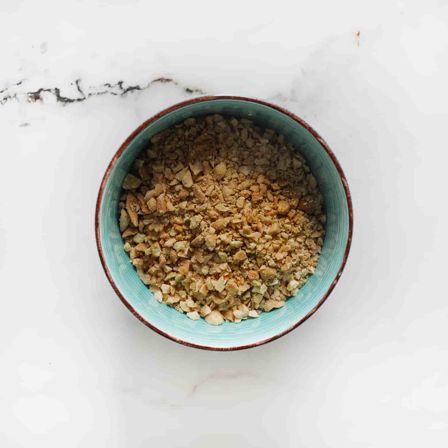 Gehakte pinda's in een kom