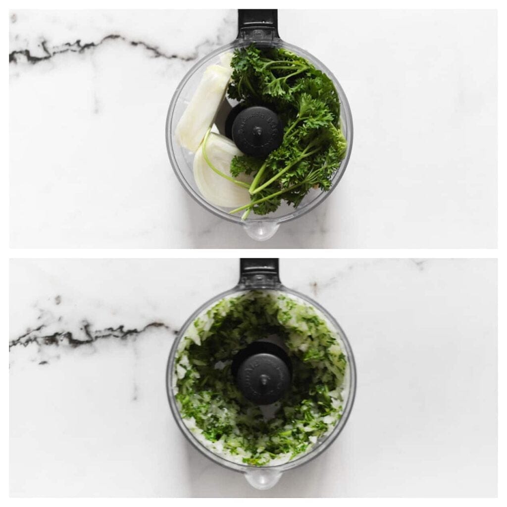 Pel de gele ui en snijd hem grof. Voeg de grof gesneden ui samen met de peterselie toe aan een hakmolen en maal ze fijn