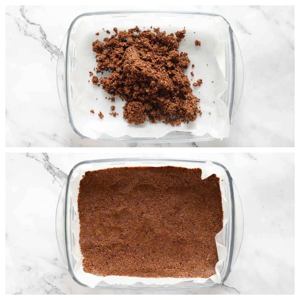 Verdeel het koekjesdeeg gelijkmatig over de bodem van een schaal bekleed met bakpapier en druk het stevig aan met behulp van de onderkant van een lepel. Plaats de schaal vervolgens kort in de koelkast.