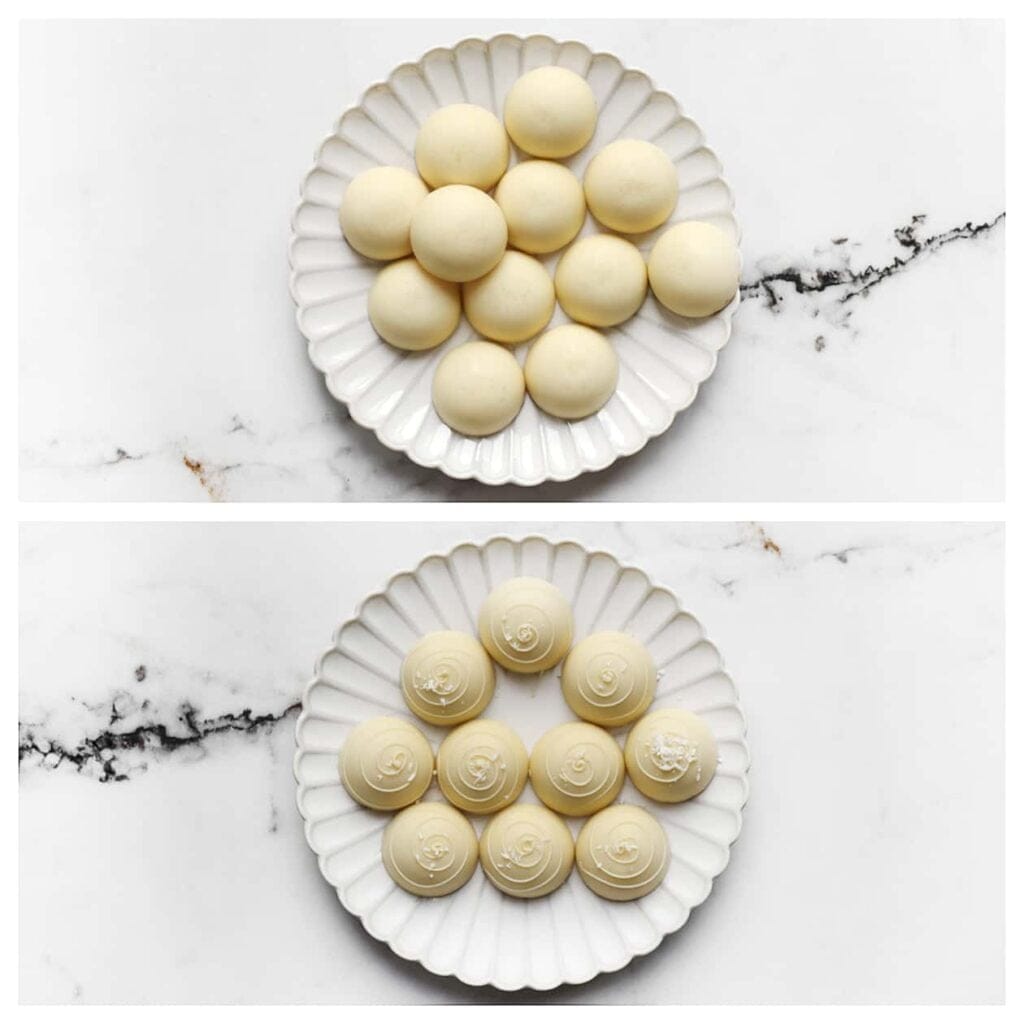 Haal de kokosbonbons uit de siliconenvorm en garneer ze met wat lijntjes van witte chocolade en een beetje geraspte kokos.