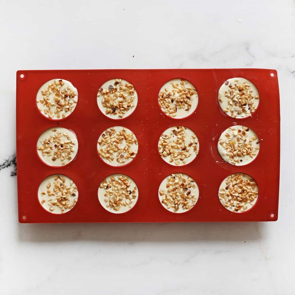 Zet de siliconenvorm 45-60 minuten in de vriezer, of totdat de chocolade volledig hard is geworden.