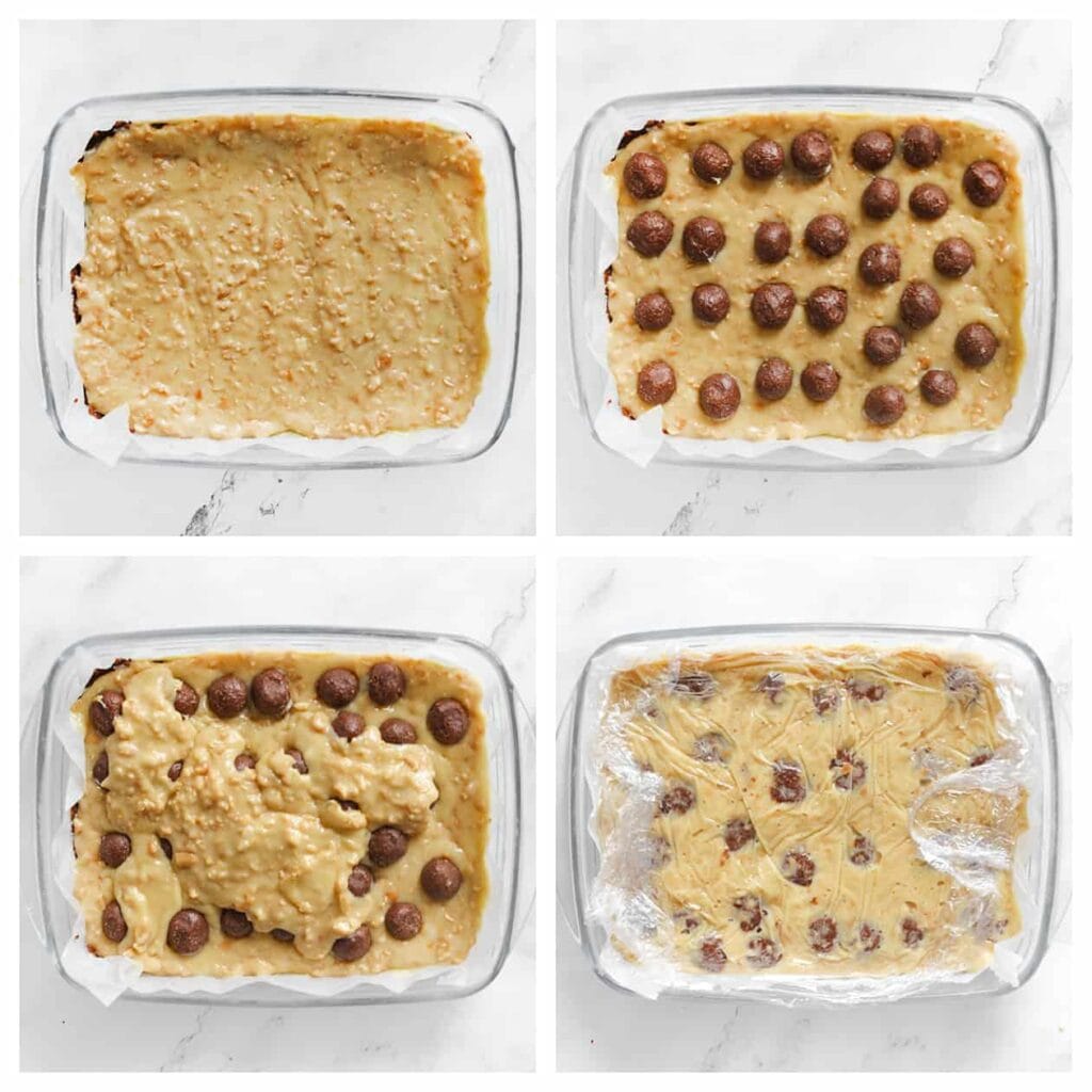 Verdeel de helft van het chocolade-pindamengsel over het koekjesdeeg en smeer het goed uit. Plaats de chocoladebollen erop en verdeel het resterende chocolade-pindamengsel gelijkmatig erover. Bedek het geheel met een vel huishoudfolie en druk dit stevig aan. Plaats het in de koelkast om op te stijven, bij voorkeur een nachtje.