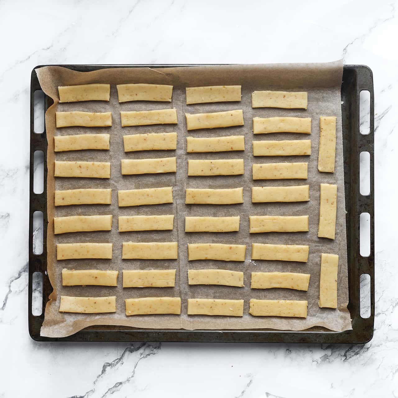 Rechthoekige koekjes op bakplaat