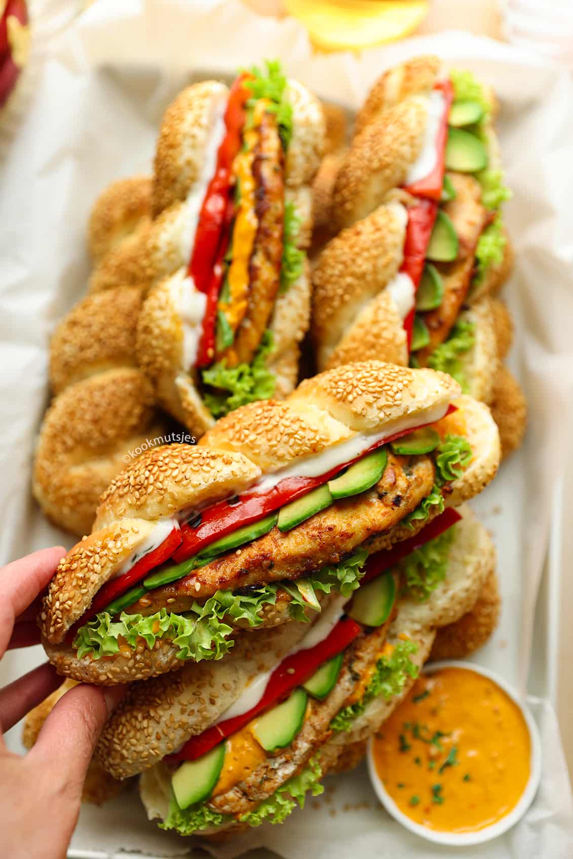 Sesam-vlechtbroodjes met kip eindresultaat Kookmutsjes