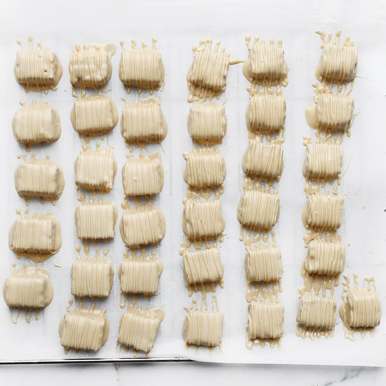 Speculoosbonbons garneren met chocoladelijntjes