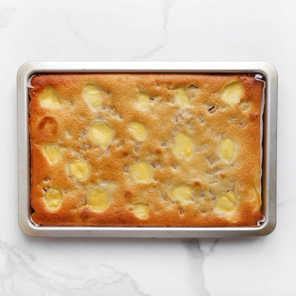 Zet de cake terug in de voorverwarmde oven op 175 °C en bak nog eens 25-30 minuten, of tot de cake gaar is. Houd de baktijd goed in de gaten, want elke oven werkt anders. Laat de cake volledig afkoelen.