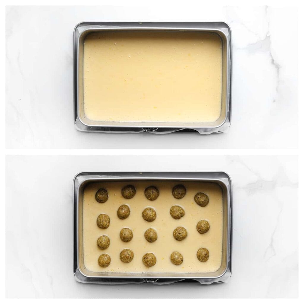 Giet het beslag in een springvorm/bakvorm met bakpapier en verdeel de pistachebollen erover.