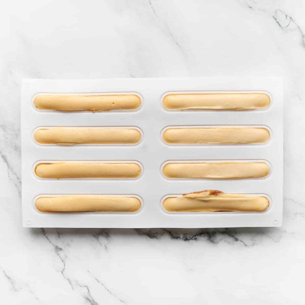 Doe de cheesecakes in een voorverwarmde oven op 115 ℃ en bak ze 22-25 minuten. Schakel de oven uit en laat ze langzaam afkoelen met de ovendeur dicht om te voorkomen dat de cheesecakes barsten. Meestal laat ik de cheesecakes nog 1 uur in de oven staan, en daarna leg ik ze afgedekt in de koelkast, bij voorkeur een nachtje.