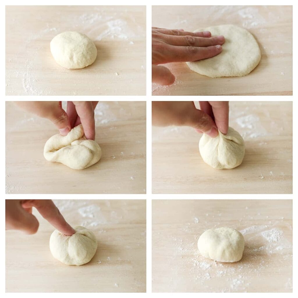Neem een bolletje deeg en druk het plat met je handen. Vorm het deeg vervolgens tot een ronde bol. Deze techniek zorgt ervoor dat het deeg mooi opbolt tijdens het bakken. Herhaal deze werkwijze voor de overige bolletjes deeg.