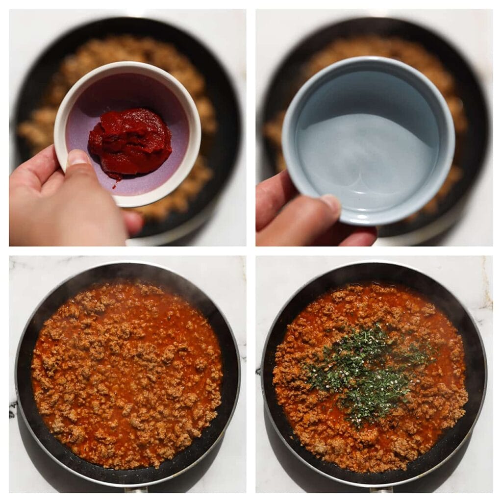 Voeg tomatenpuree en water toe aan het gehakt. Meng goed en laat 5-6 minuten koken. Voeg vervolgens saladekruiden toe en meng opnieuw goed.