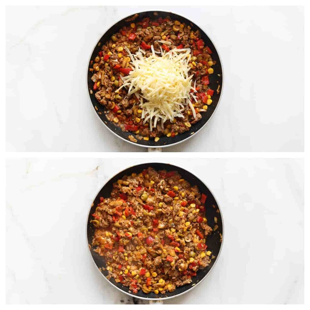 Haal de pan van het vuur en voeg als laatste de geraspte kaas toe. Meng goed totdat de kaas gesmolten is.