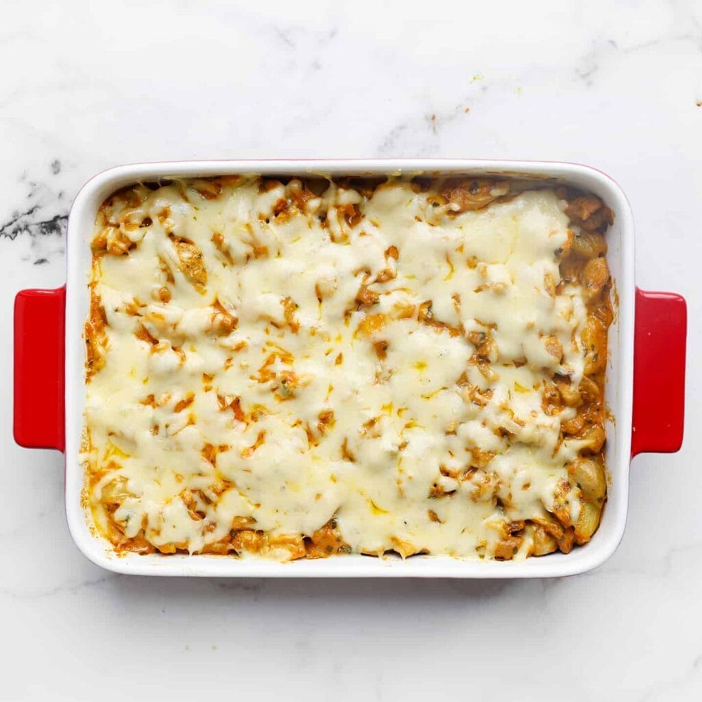 Zet de aardappelschotel met kip in een voorverwarmde oven op 200 ℃. Bak 12-15 minuten of tot de kaas goed gesmolten is.